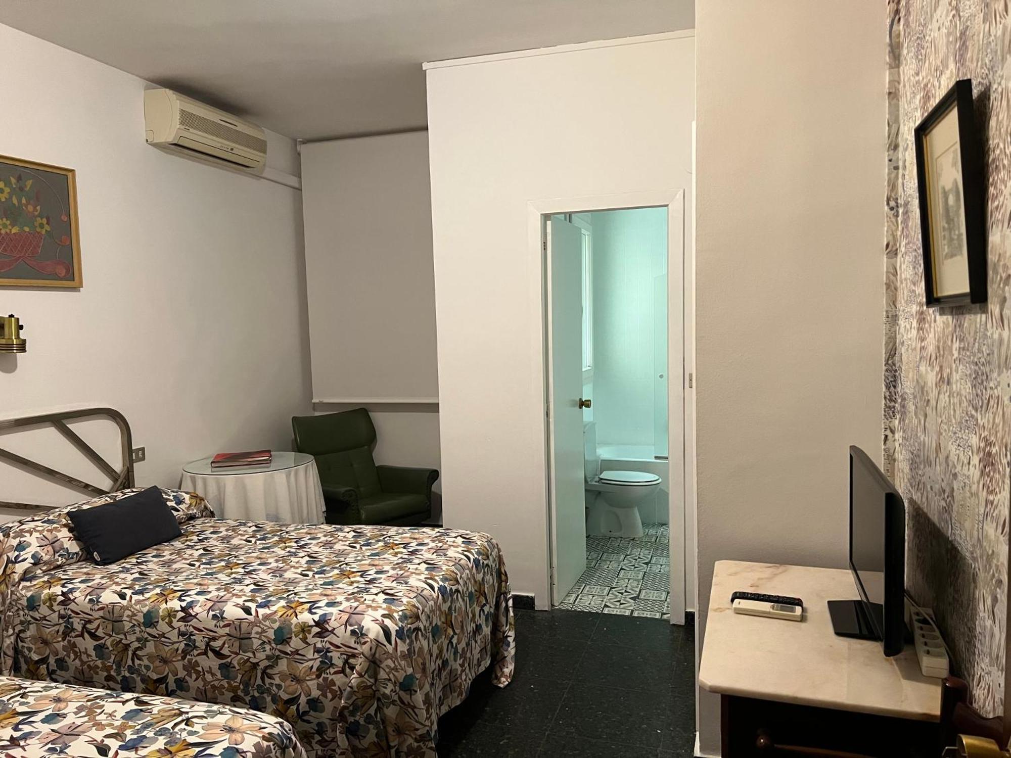 Hostal Pirineos Barbastro Kültér fotó