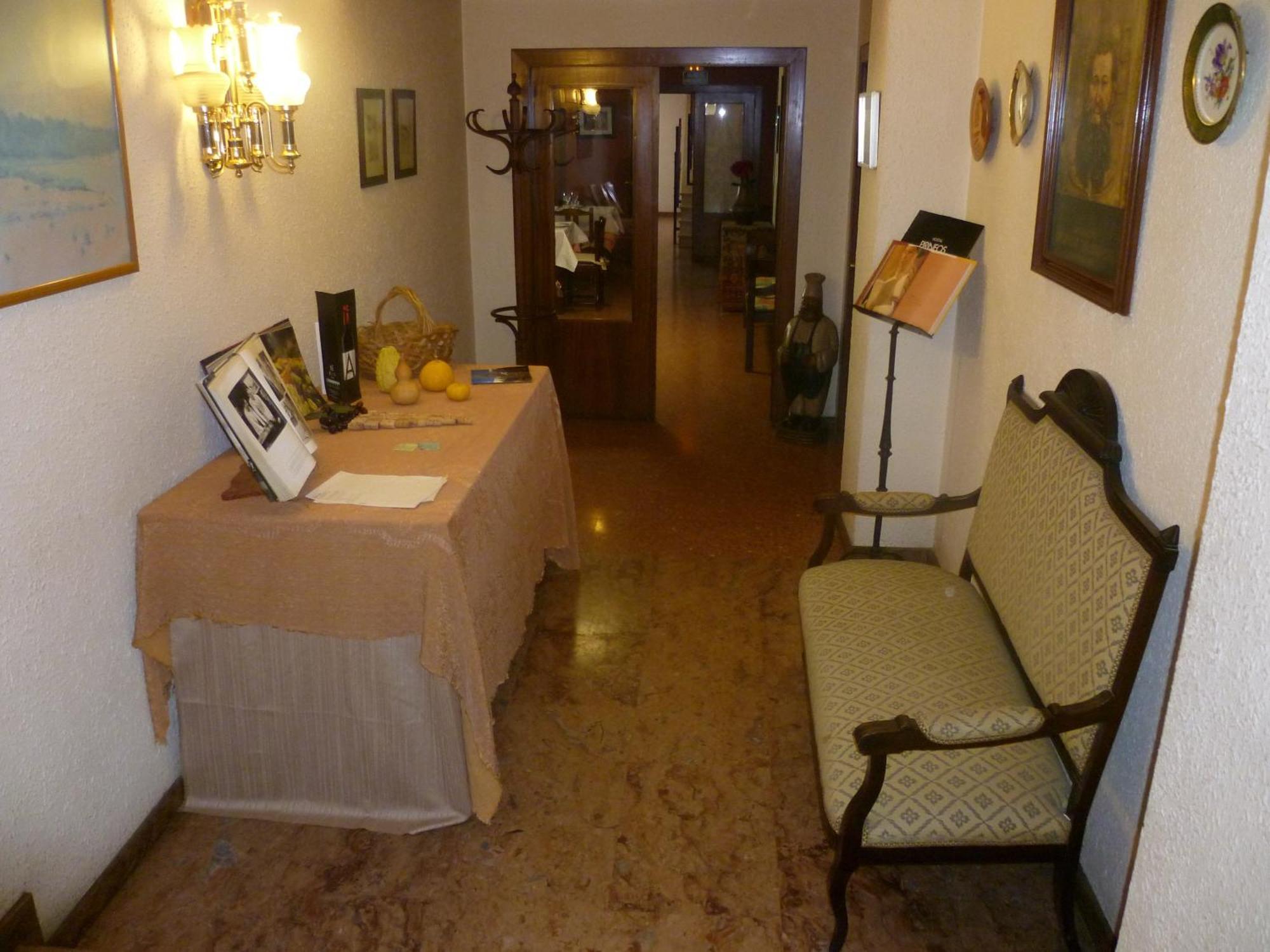 Hostal Pirineos Barbastro Kültér fotó