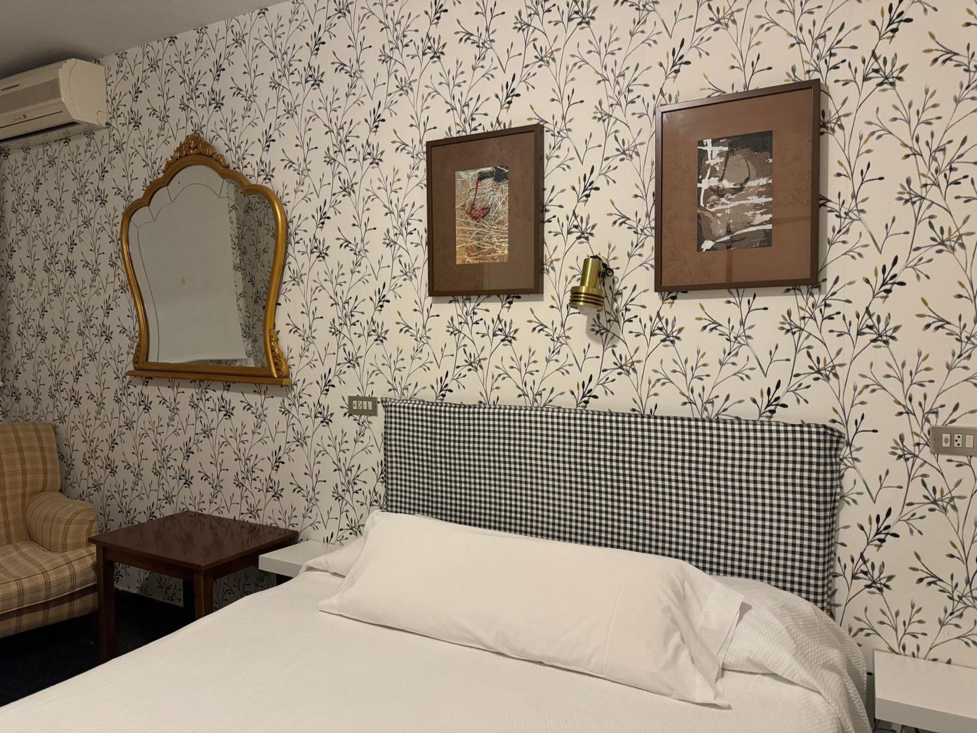 Hostal Pirineos Barbastro Kültér fotó