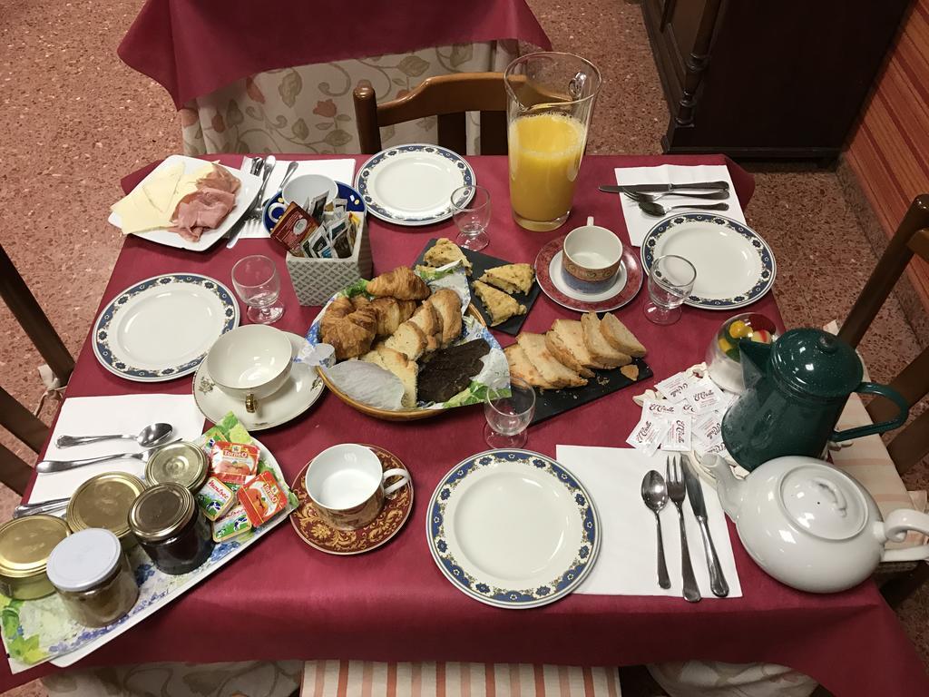 Hostal Pirineos Barbastro Kültér fotó