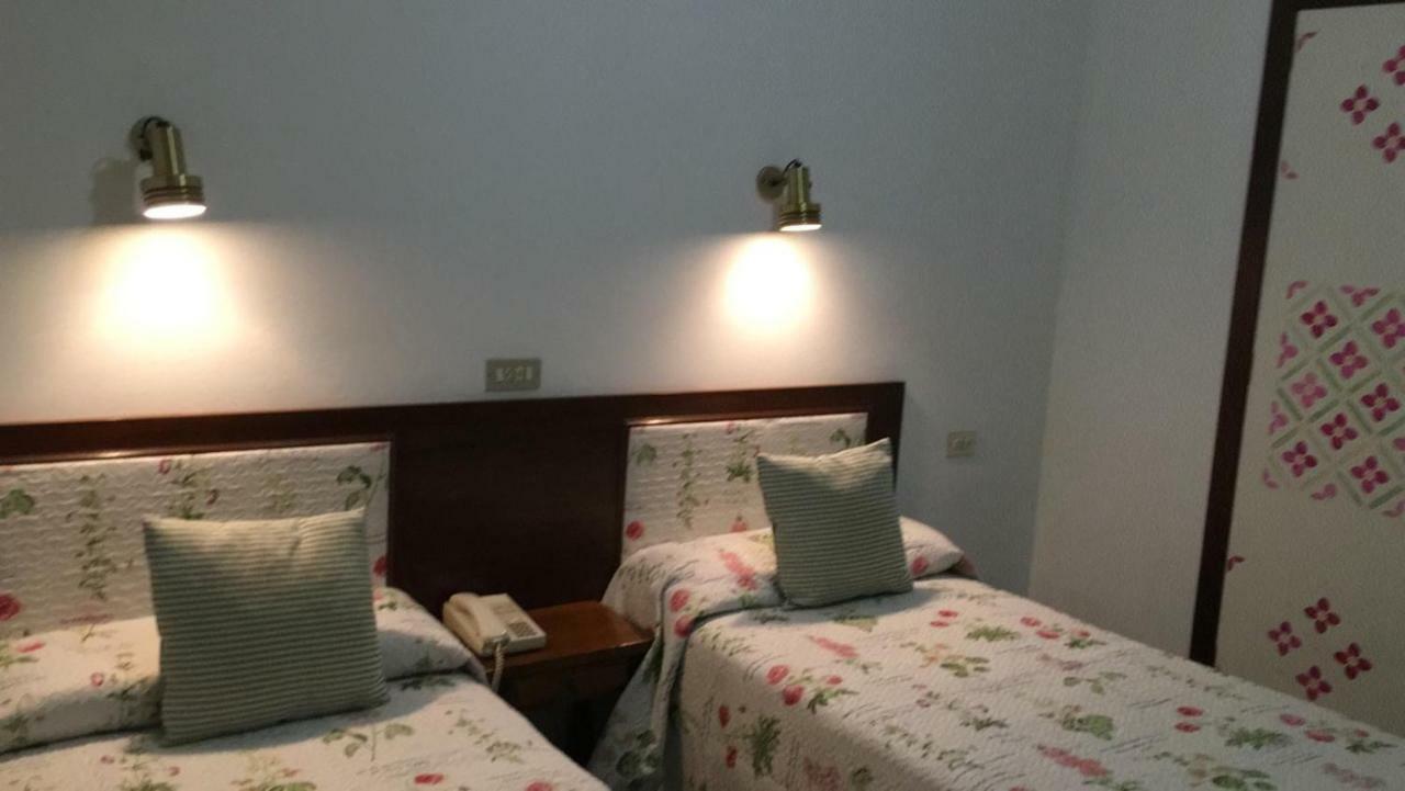 Hostal Pirineos Barbastro Kültér fotó