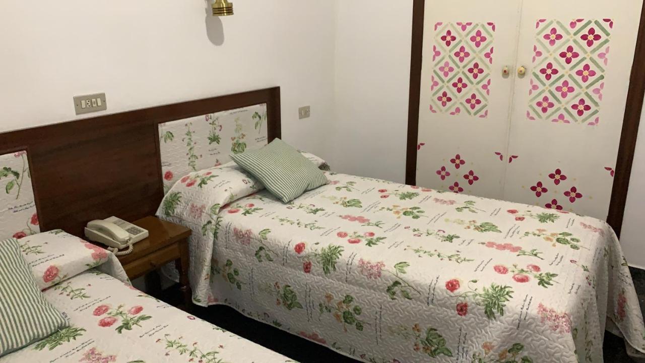 Hostal Pirineos Barbastro Kültér fotó